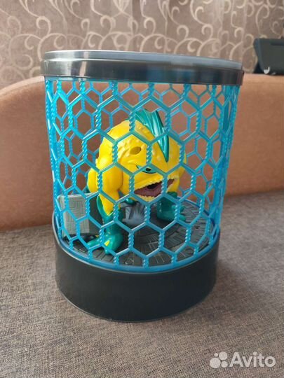 Монстры в клетке