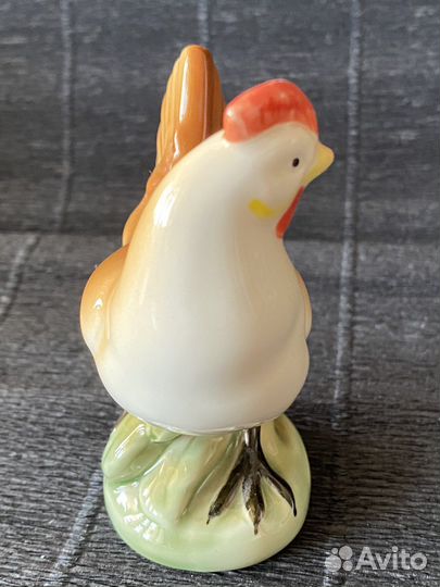 Курица фарфоровая статуэтка