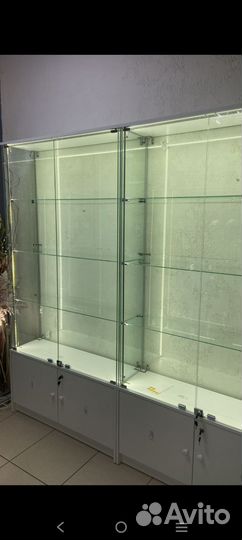 Стеклянные витрины с подсветкой