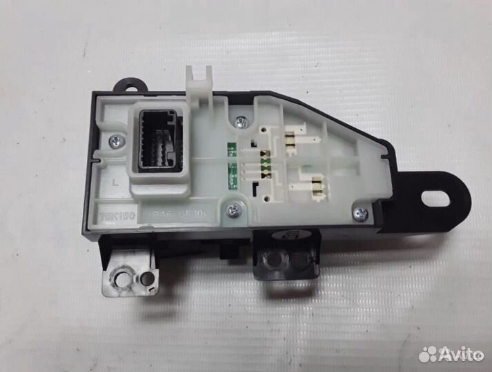 84390-33050 Toyota Camry V70 блок кнопок стояночно