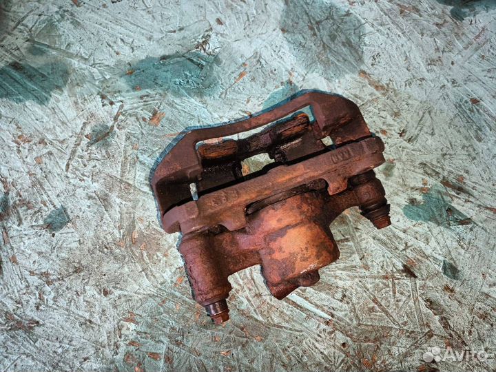 Суппорт передний правый Mercedes Vito 638