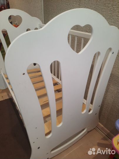 Детская кроватка с универсальным маятником