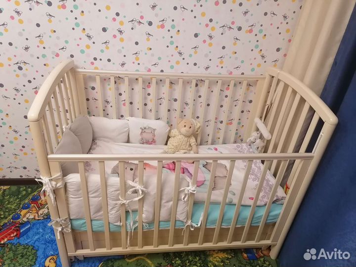 Детская кроватка с продольным маятником