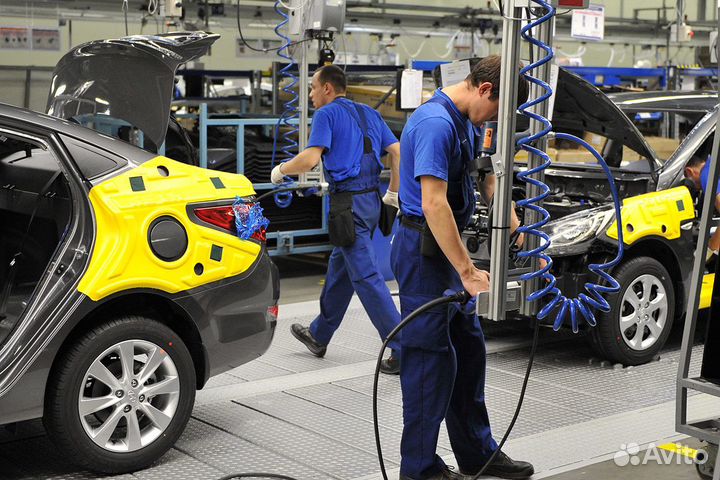 Оператор в цеху сборки на автозаводе