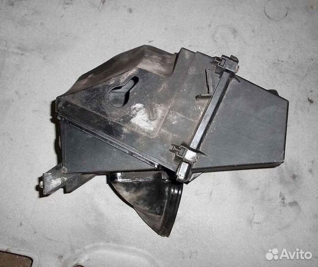 Корпус воздушного фильтра правый Audi A8 D2