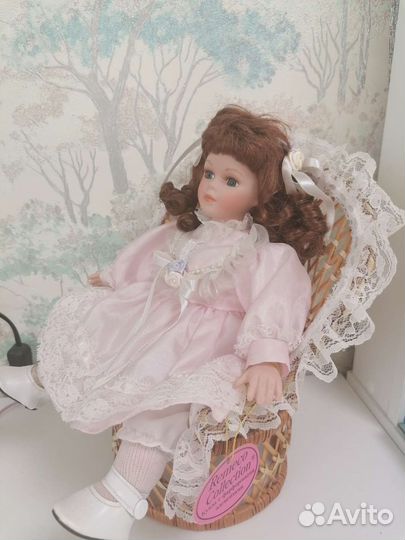 Кукла фарфоровая коллекционная Remeco на кресле