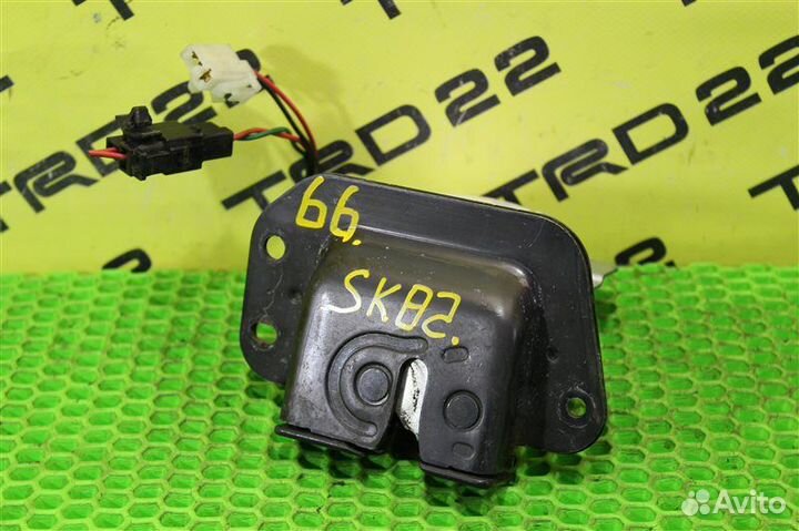 Замок багажника задний Mazda Bongo SK82MN F8