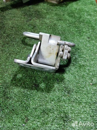 Петля двери задняя левая Audi A6 C6