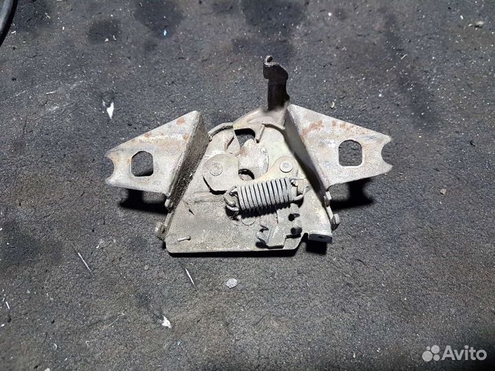 Замок капота Volkswagen Passat B3