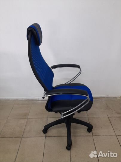 Компьютерное кресло синее. С подлокотниками