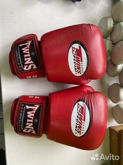 Боксерские перчатки twins 16oz