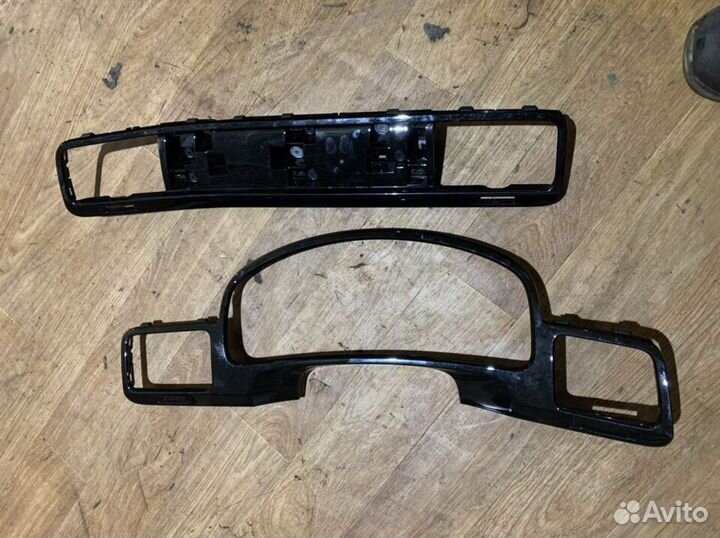 Декоративная накладка торпеды на VW Touareg NF