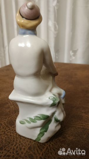 Статуэтка фарфоровая «Конькобежка» («На катке»)