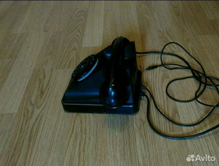 Старинный карболитовый телефон. СССР