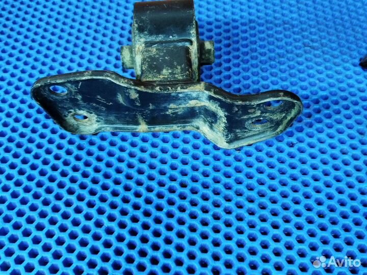 Подушка кпп Mitsubishi carisma 1.8