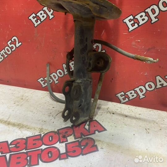 Стойка подвески передняя правая Toyota Rav-4 30