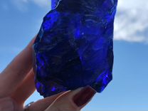 Синий стеклянный камень