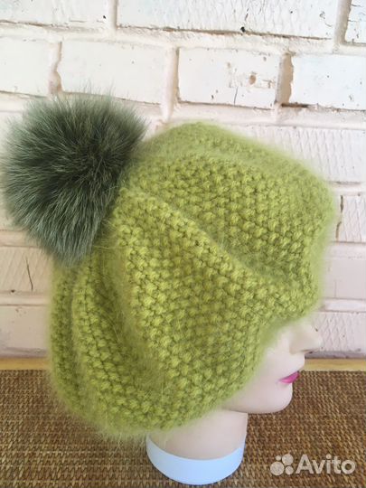Зимний вязаный берет с помпоном