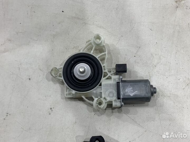 Мотор стеклоподъемника передний левый W213