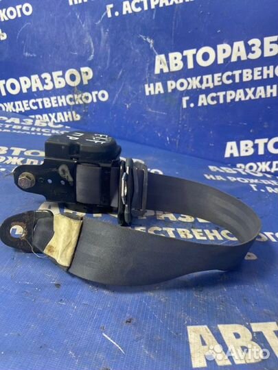 Передний правый ремень безопасности. Isuzu Elf