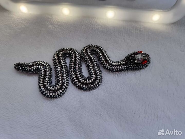 Брошь ручной работы змея