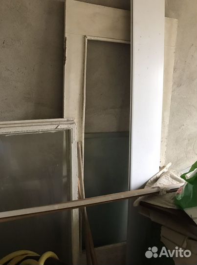 Старые деревянные окна и двери, со стеклами