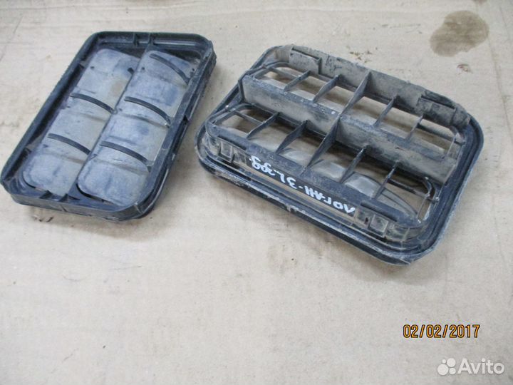 Решетка багажника вентиляционная Рено Логан 1