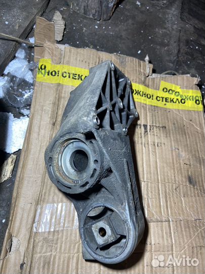 Опора двигателя нижняя mercedes vito 638