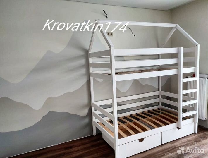 Кровать двухьярусная домик