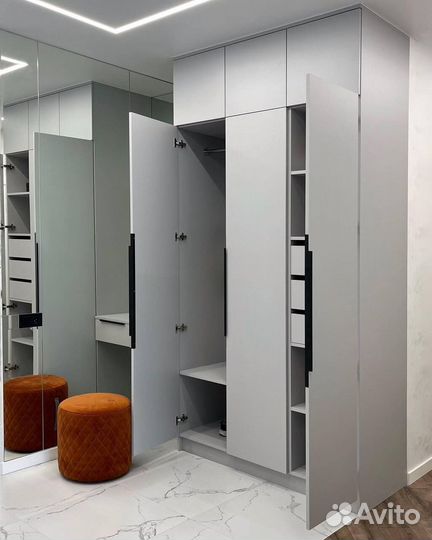 Шкаф встроенный распашной