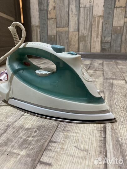 Утюг рабочий но нужно подклеить,дно падает