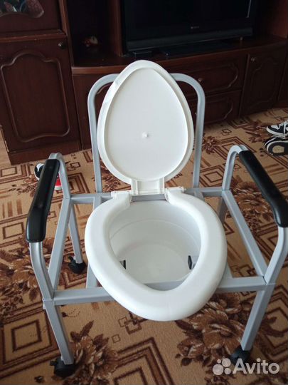 Кресло-стул с санитарным оснащением (с колесами)