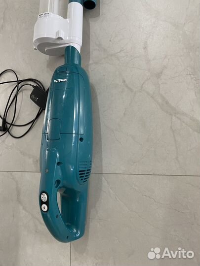 Вертикальный безпроводной пылесос Makita