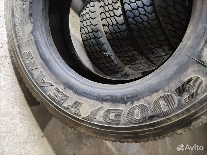 Грузовая шина бу 295 75 R22.5 Goodyear