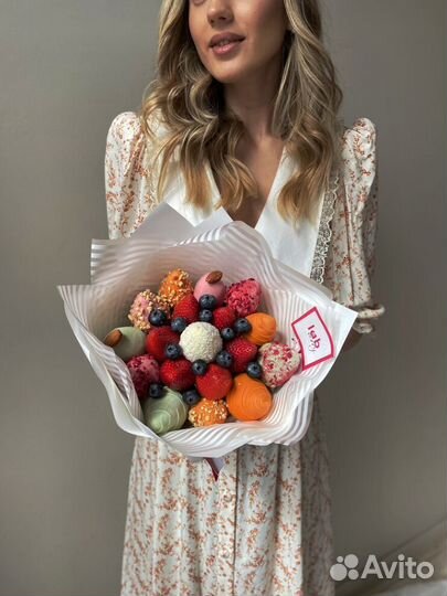 Букет с цветами и клубникой в шоколаде