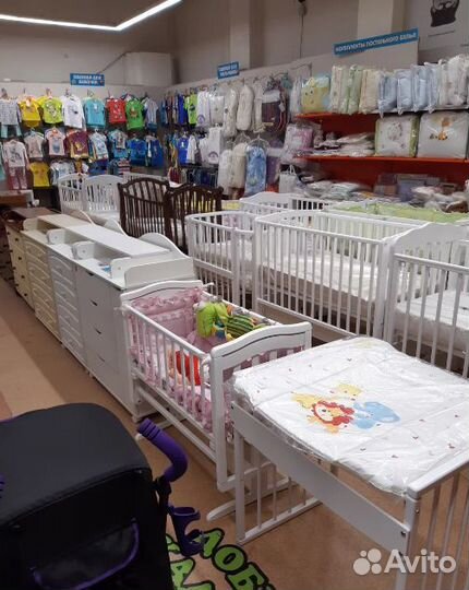 Детская кроватка с маятником