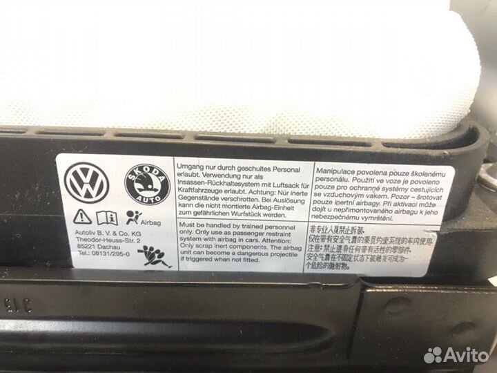 Подушка безопасности в торпедо Volkswagen Golf 6