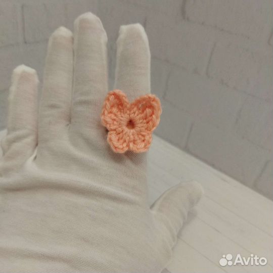 Резинка для волос с маленькой бабочкой