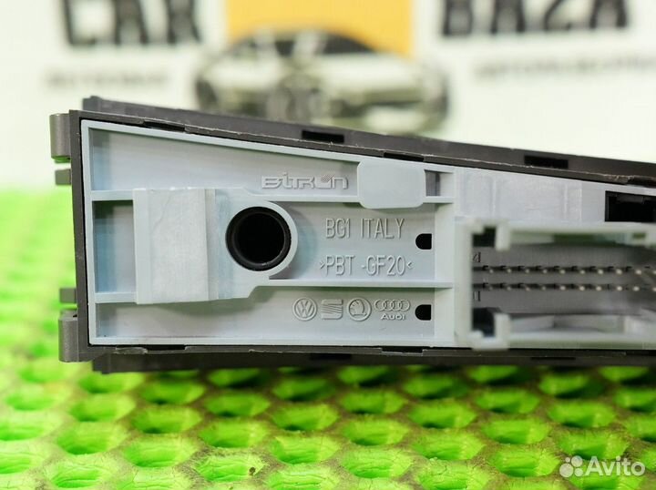 Кнопка фиксатора стояночного тормоза