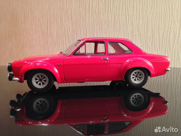 Модель раллийного автомобиля Ford Escort в М 1:18
