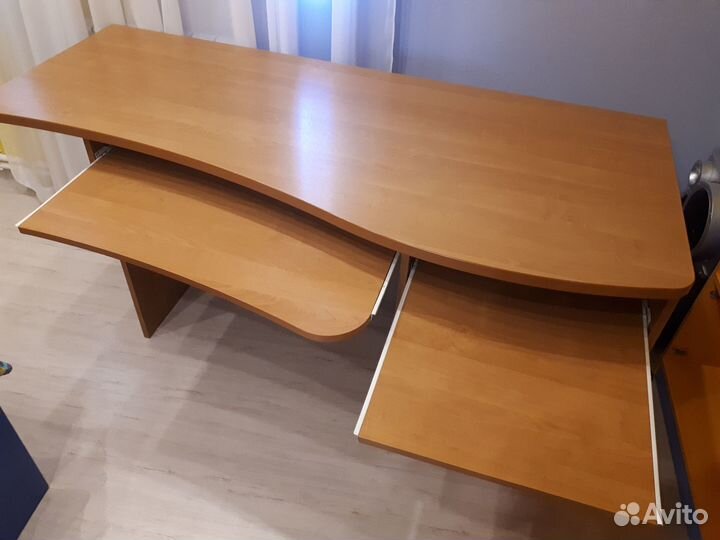 Письменный стол для школьника с полками