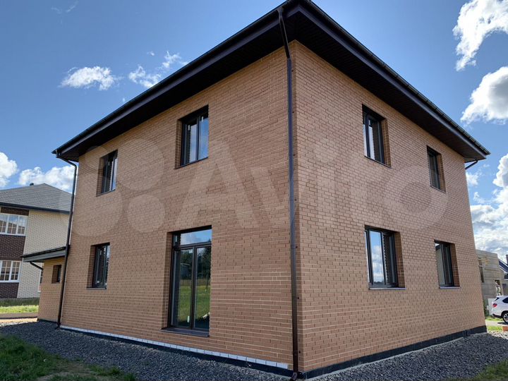 Коттедж 220 м² на участке 10 сот.