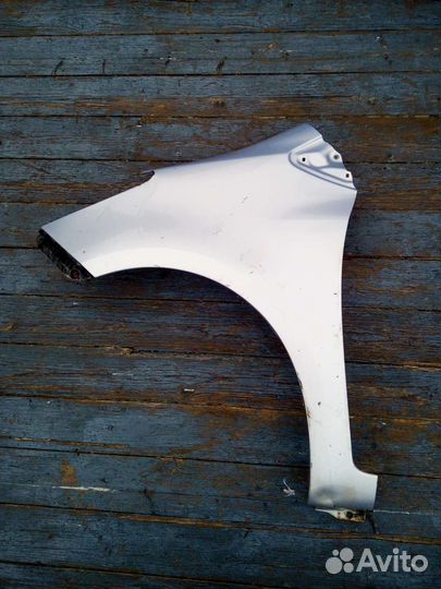 Крыло левое переднее Toyota Yaris/Vitz