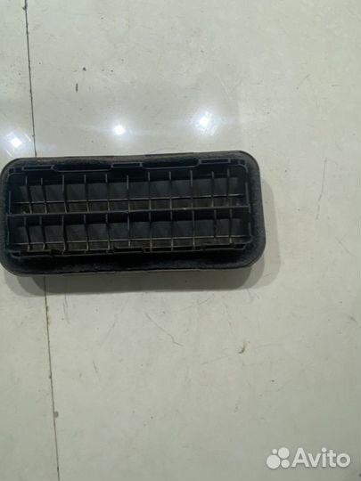 Решетка вентиляционная (задняя левая)