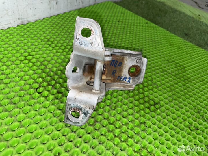 Петли передней правой двери Ford Explorer 2 UN150