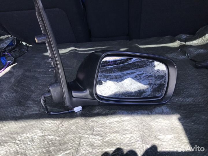 Боковое зеркало на Toyota Wish