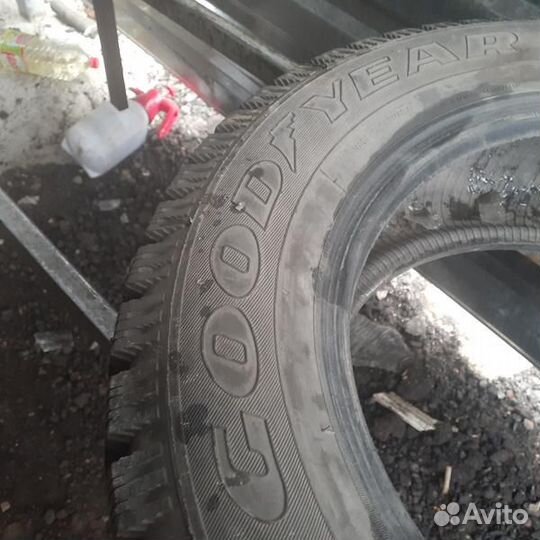 Goodyear UltraGrip 500 215/65 R16