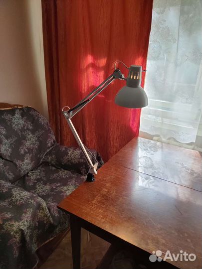 Лампа настольная белая Camelion KD-312