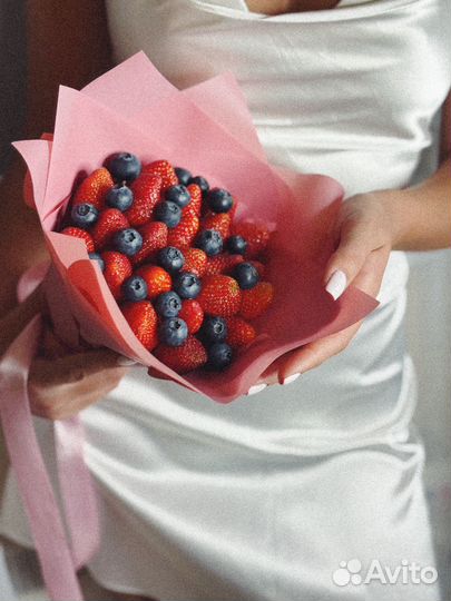 Съедобные букеты из клубники