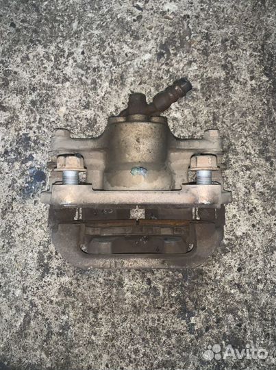 Суппорт задний левый Тойота Хайлендер 2008-2013г